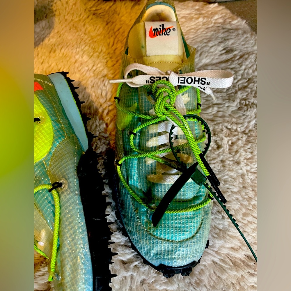 Complete your workout wardrobe, with this iconic off white Nike.